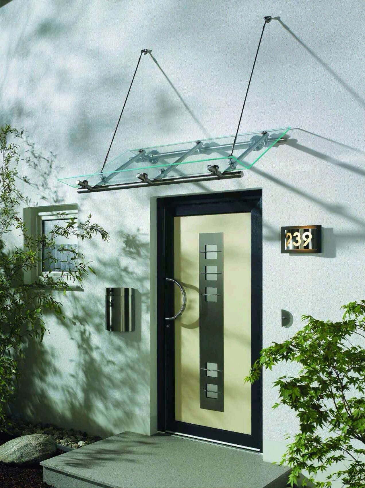 Moderne Haustür mit abgehängtem Glasvordach