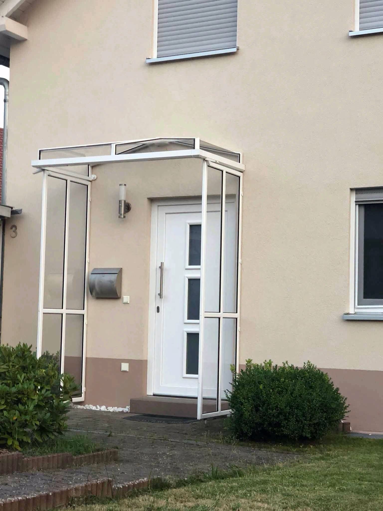 Weiße Haustür mit geschütztem Eingangsbereich