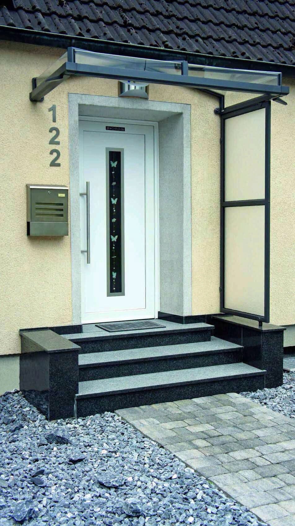 Weiße Haustür mit dunklem Vordach