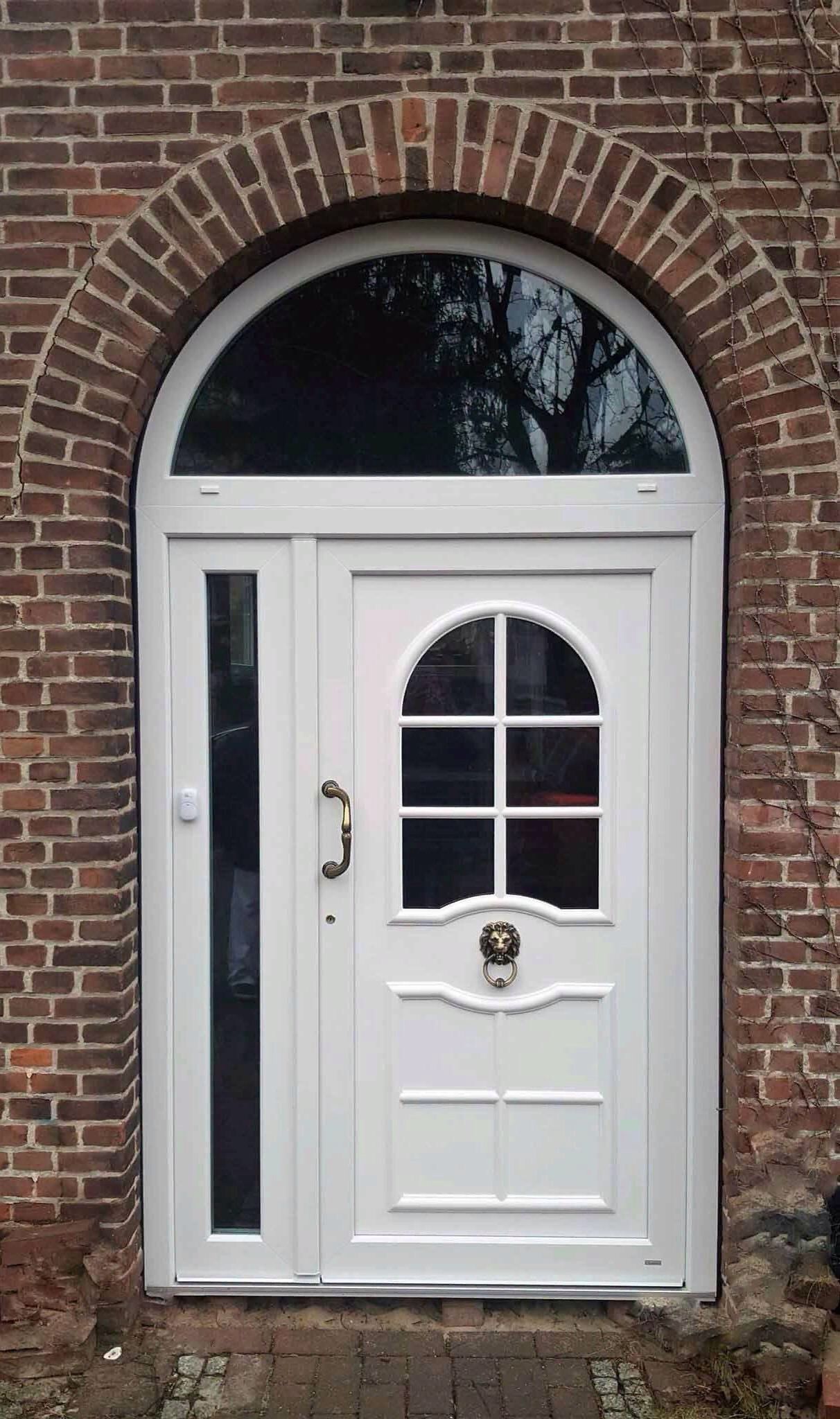 Graue Haustür mit seitlicher Verglasung