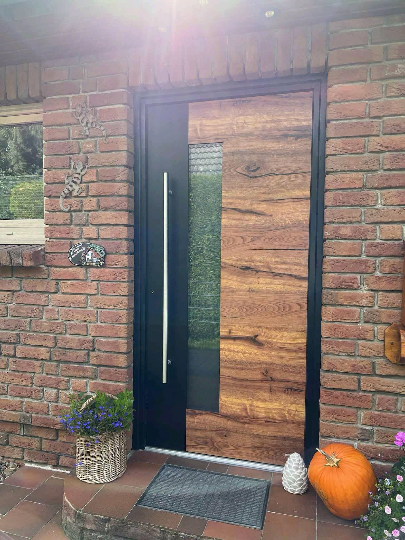 Moderne Haustür in Holzoptik